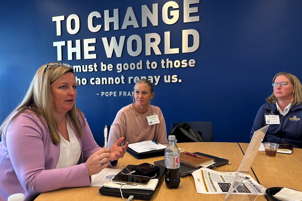 CollSportsComm's tweet photo. Today, at #BOSCAKC, the @smallcollegeath regional workshop hosted by @RUhawks, CSC past president @CougarCanuck of @ColumbiaCougars led a breakout session on the importance of the Senior Woman Administrator role in small college athletics. #networking #professional development https://t.co/scK3G8c98A