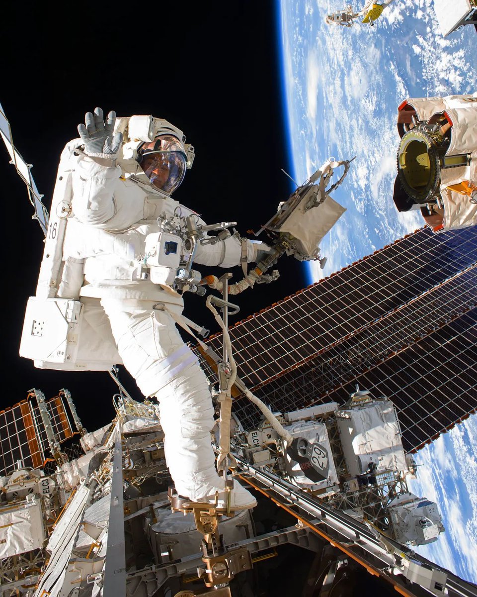 altair_ent's tweet photo. NASA astronaut Mark Vande Hei seen outside the International Space Station during the Expedition 53.

Image credit: NASA

#astronauts #earthorbit #iss #spacestation #expeditions https://t.co/h1RCx6gLz3