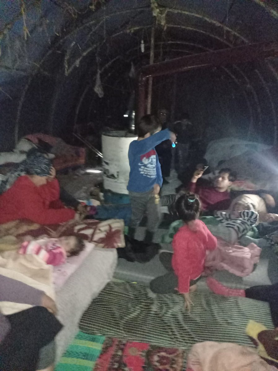 Zengininin Mercedes li çadırı, 
Depremzede Köylünün dometes serasında hayatı. 
Sizin sosyal adaletiniz batsın.