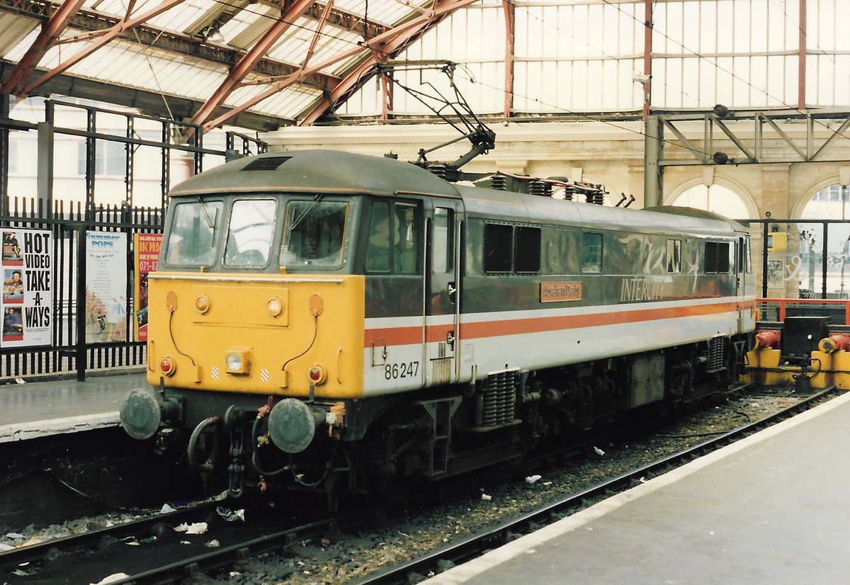 SalopianLyne's tweet photo. Liverpool Lime Street station 2nd August 1993
Standing on the buffers, British Rail Class 86/2 electric loco 86247 'Abraham Darby' in InterCity Swallow colours
Only its cabs are still extant today π’
#BritishRail #Liverpool #LimeSt #Class86 #InterCity #trainspotting #electric π€ https://t.co/m9hfwuzClq
