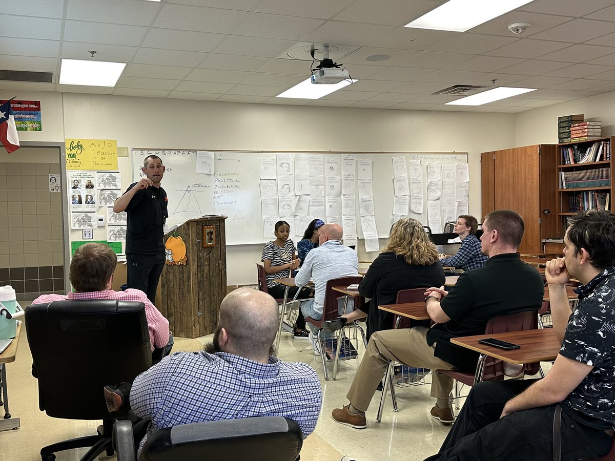 HaltomAVIDBuffs's tweet photo. Social Studies meets AVID and APUSHistory for an awesome Socratic seminar session 🧡🦬🤘🏻 #AVIDPD https://t.co/lhBGg7h7jU