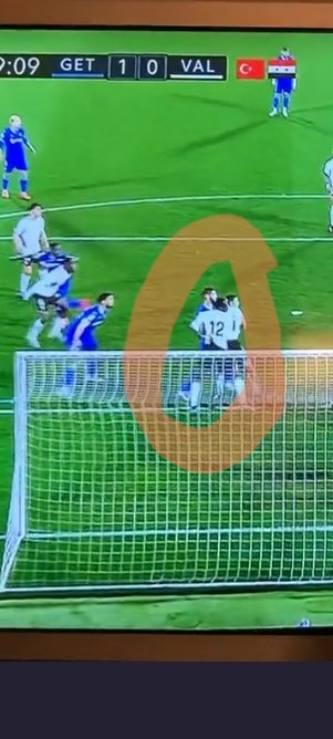 Pakiasca's tweet photo. Esperpento la defensa del ABP una vez más..no se dan cuenta que están los dos defendiendo al mismo jugador? Que alguien debe de estar sin marca? Cuesta bajo y sin frenos. @valenciacf https://t.co/i5ZJyYBQWN