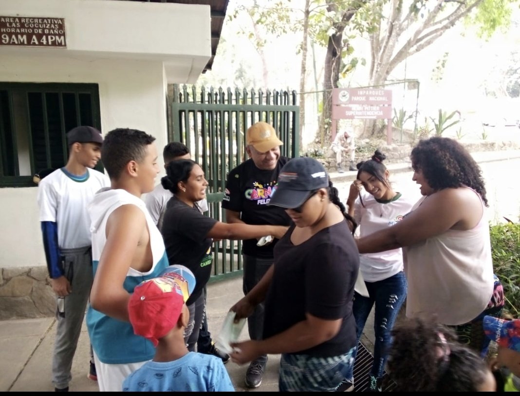 leoalvacabrera's tweet photo. #20Febrero 
Hoy estuvimos desplegados en una gran jornada de trabajo en el marco de los Carnavales Felices 2023 donde nuestro pueblo de Aragüeño disfruta de los sitios turísticos de Maracay. 
#FestivalDeCarnavales2023 
@_LaAvanzadora @Soykarinacarpio @MPPEDUCACION @ZE_Aragua https://t.co/Rnknoe08ok