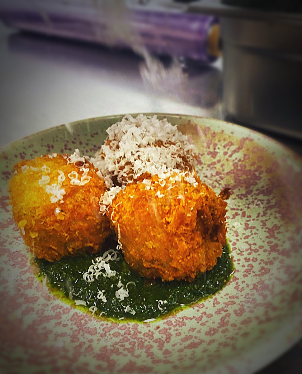 gastrocat81's tweet photo. Braised venison shoulder smoked kale pesto #marketmenu @stathamskk https://t.co/OvDUnWis3d
