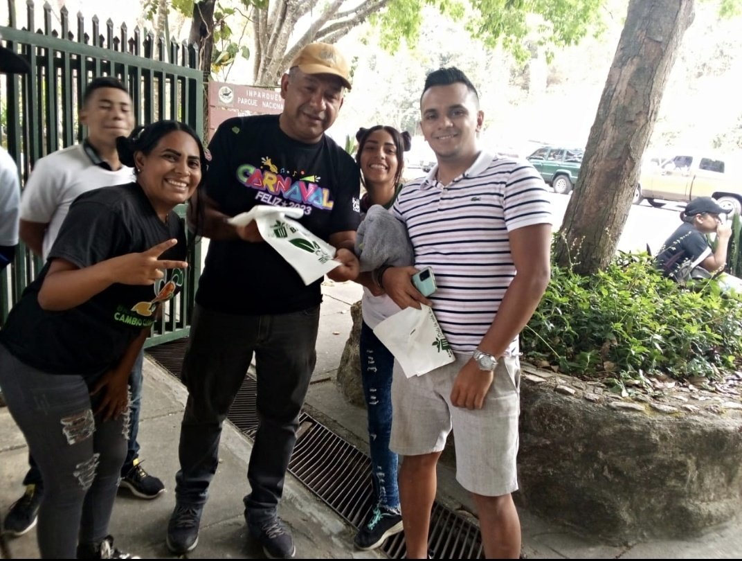 leoalvacabrera's tweet photo. #20Febrero 
Hoy estuvimos desplegados en una gran jornada de trabajo en el marco de los Carnavales Felices 2023 donde nuestro pueblo de Aragüeño disfruta de los sitios turísticos de Maracay. 
#FestivalDeCarnavales2023 
@_LaAvanzadora @Soykarinacarpio @MPPEDUCACION @ZE_Aragua https://t.co/Rnknoe08ok