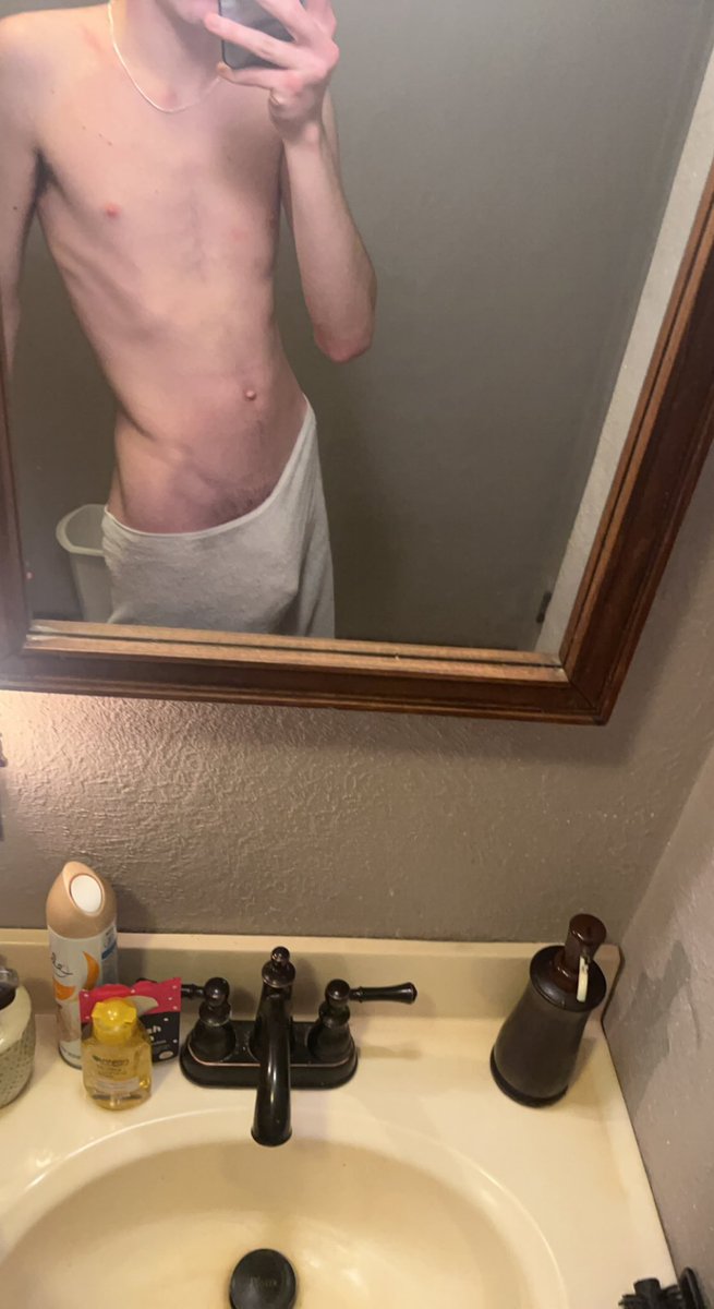 KOLE0852's tweet photo. RT if you want me to drop the towel😉,we can have some fun😝. #gay #twink #sexy #rt https://t.co/7gI4wQU2Ze