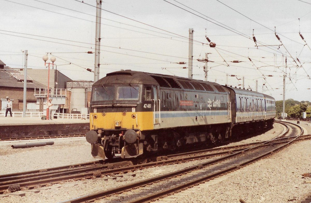 SalopianLyne's tweet photo. York 5th July 1989
ScotRail colours matching the Trans-Pennine liveried coaching stock, Class 47/4 diesel loco 47461 'Charles Rennie Mackintosh' arrives with the 10:23 Newcastle to Liverpool service
#BritishRail #York #ScotRail #Class47 #trainspotting #Liverpool #Newcastle  🤓 https://t.co/dKagp0553P