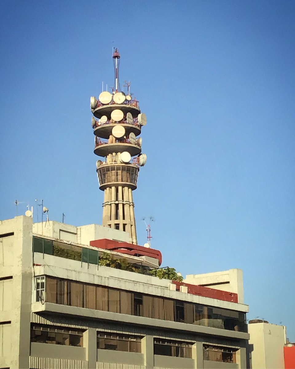 zacatuchemx's tweet photo. La torre de Telmex. Tan solo mirarla transporta mi mente a aquellos días en los que caminaba de la mano de mi mamá rumbo al mercado, hace 40 años. https://t.co/YLM7cSXjXd