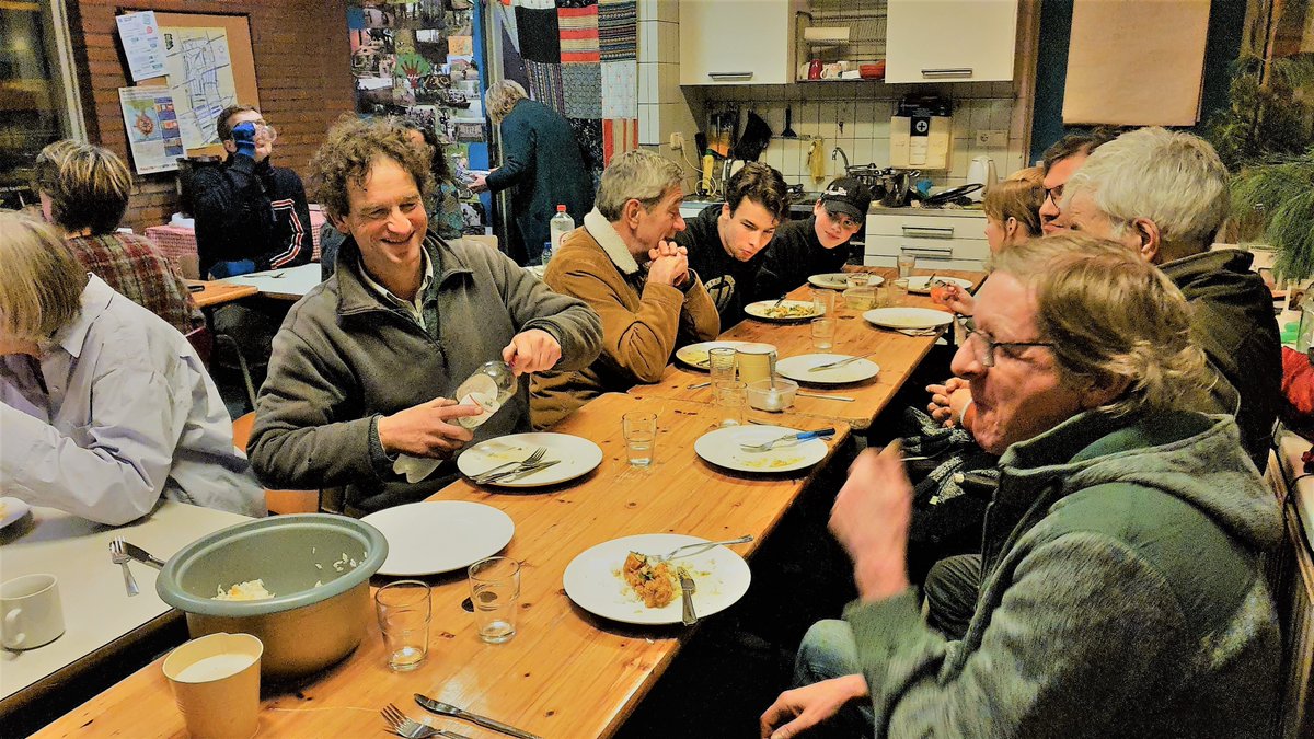 Wij zitten met de gebakken peren... eet je mee? #Aanschuifmaaltijd in de Spoortuin, zo 26 feb Lekker hartige vegetarische risotto met gebakken peertjes toe. Aanmelden via spoortuinmaaltijd@gmail.com. We eten om 18:00. Wees welkom!