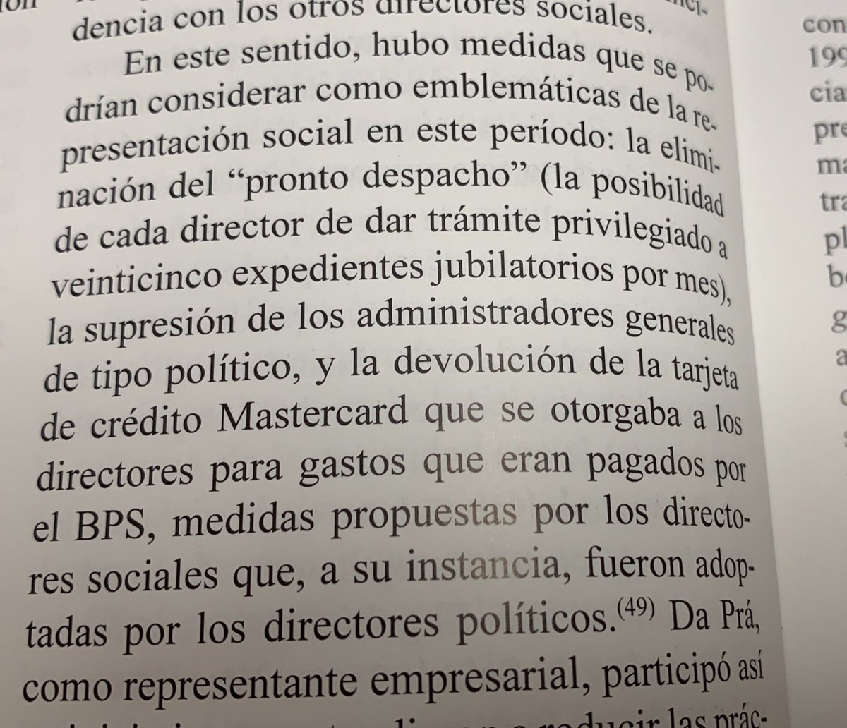 pereyradebrun's tweet photo. 🚦CLIENTELISMO. Los directores sociales en 1992 pusieron fin a prácticas realizadas por los representantes políticos en el organismo:
otorgar discrecionalmente 25 jubilaciones por mes y utilizar tarjeta de crédito. El Presidente de #BPS era @r_saldain (impulsor de la Reforma). https://t.co/jYRRy4Q3En