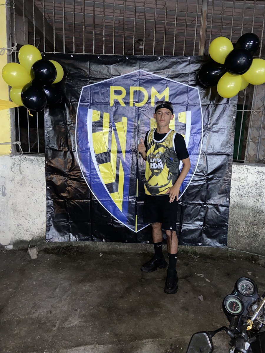 menor_chique's tweet photo. #BlocoDaRDM 🤪💛🖤 https://t.co/Nh3IJGbbYy
