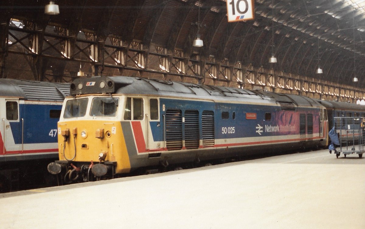 London Paddington 3rd November 1988
British Rail Class 50 diesel loco 50025 'Invincible' in original Network South East colours stands at platform 10 with the stock from its train from Oxford
9 months away from disaster
#BritishRail #Class50 #London #Paddington #trainspotting 🤓