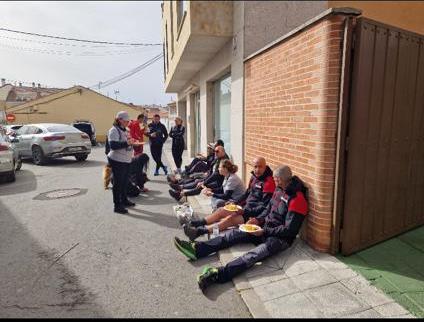TrailEscarpes's tweet photo. Y después del tute que se llevaron nuestros voluntarios, que menos que una paella, patatas "meneás" y cerveza. Sois la caña chic@s 😍 https://t.co/cofl5LlaWW