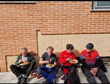 TrailEscarpes's tweet photo. Y después del tute que se llevaron nuestros voluntarios, que menos que una paella, patatas "meneás" y cerveza. Sois la caña chic@s 😍 https://t.co/cofl5LlaWW