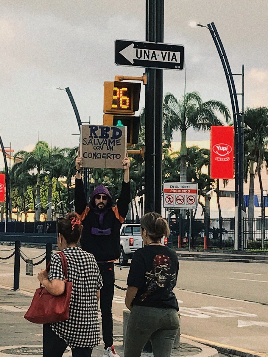 SeptimoRebelde's tweet photo. 🌟 ¡Wow! Fans de RBD en Ecuador salen a las calles con carteles para pedir el #SoyRebeldeTour en su país 🇪🇨 

Tienen que verlo @billyrosas @soyrebeldetour @RBD_oficial el amor de la generación RBD no tiene límites ni fronteras. https://t.co/d2g4ek7oYn