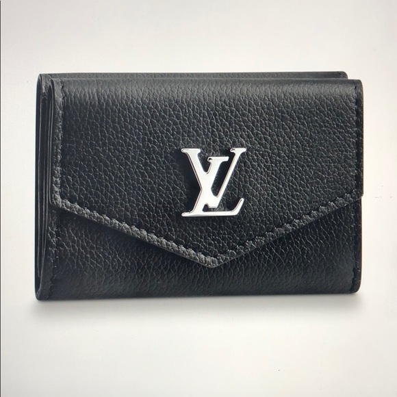 fayepaschall's tweet photo. So good I had to share! Check out all the items I'm loving on @Poshmarkapp #poshmark #fashion #style #shopmycloset #thirtyone #louisvuitton #hm: https://t.co/yjrA1paDgp https://t.co/VsJ1kWM7Mx