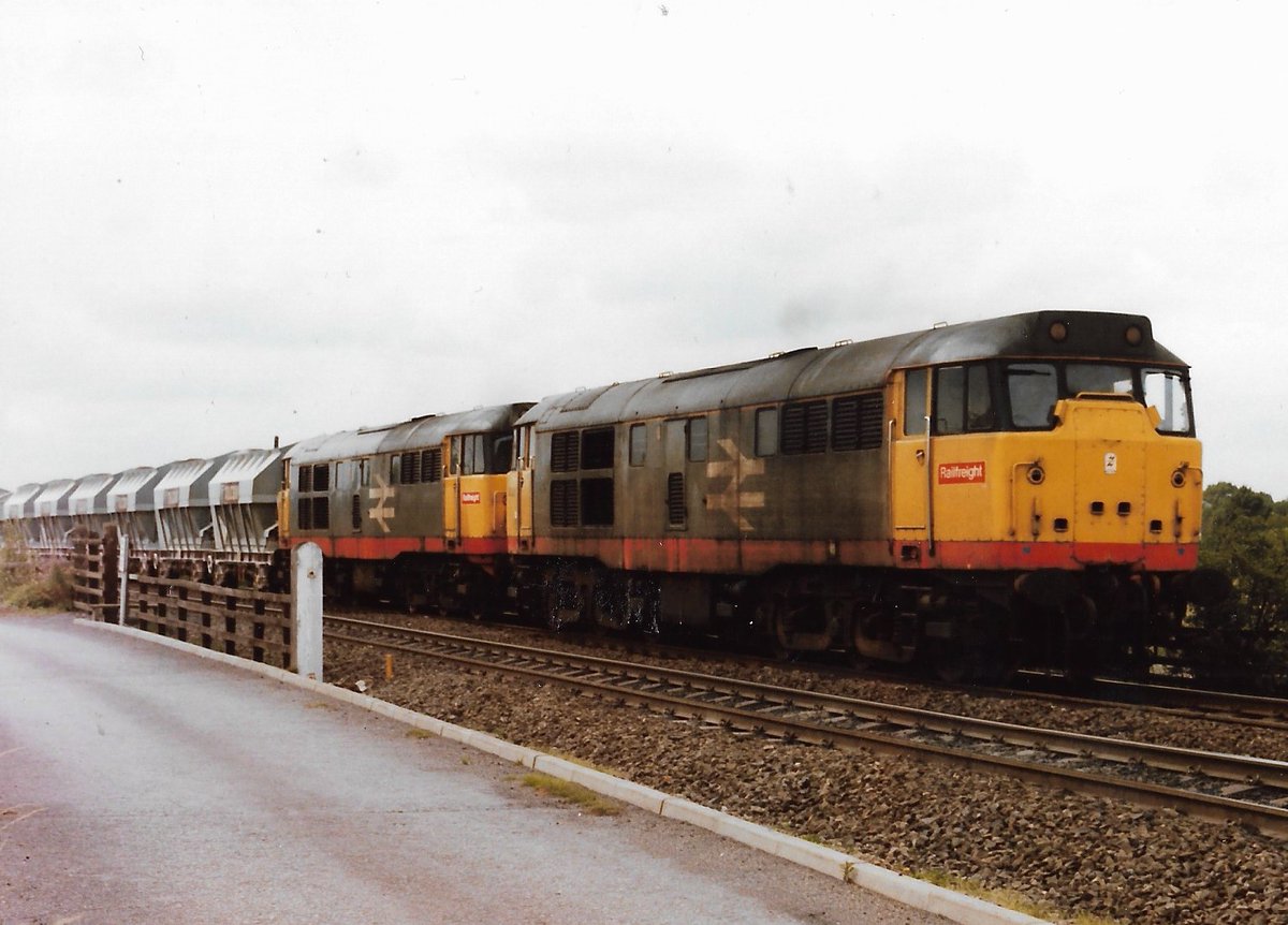 SalopianLyne's tweet photo. Gascoigne Wood 23rd August 1991
British Rail Class 31 pairing 31301 &amp; 31207 in Railfreight Red Stripe colours hauling Tilcon PGA stone hoppers 
A regular sight working between Rylstone &amp; Hull
#BritishRail #Class31 #Railfreight #RedStrip #trainspotting #Tilcon #GascoigneWood 🤓 https://t.co/W0QJAFoTGZ