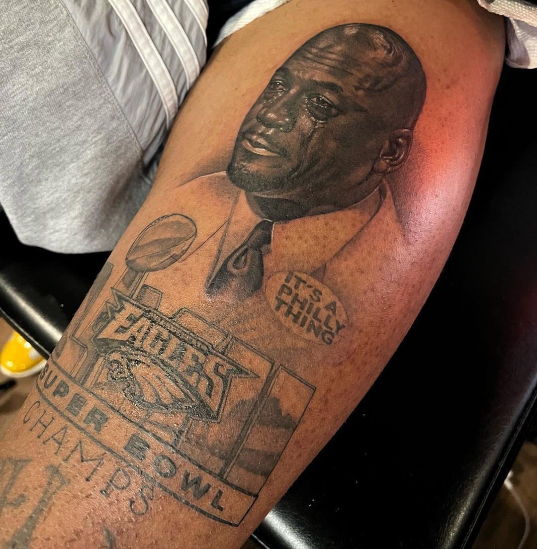 BleacherReport's tweet photo. This Eagles fan got an UNREAL tattoo after SBLVII 😭

(via 23_fon/IG, wcmizzy/IG) https://t.co/LY5i3A6BYK