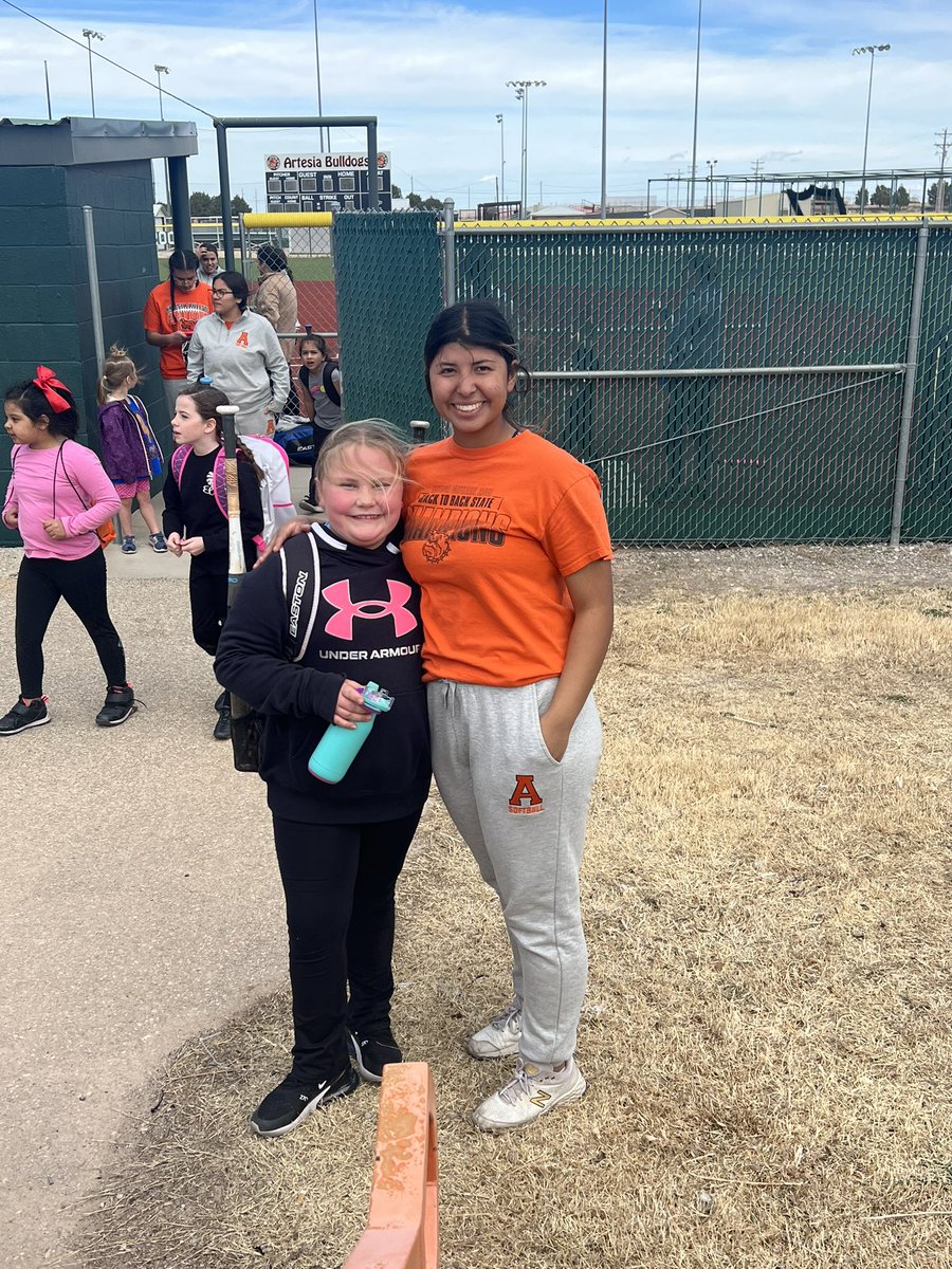 PerseisAguilar's tweet photo. We had a blast at softball camp today! Thank you all that came out and supported us. Let’s Go LadyDogs🧡🥎🦴 @ArtesiaBulldogs @ArtesiaSports https://t.co/4Oxc2LpflJ