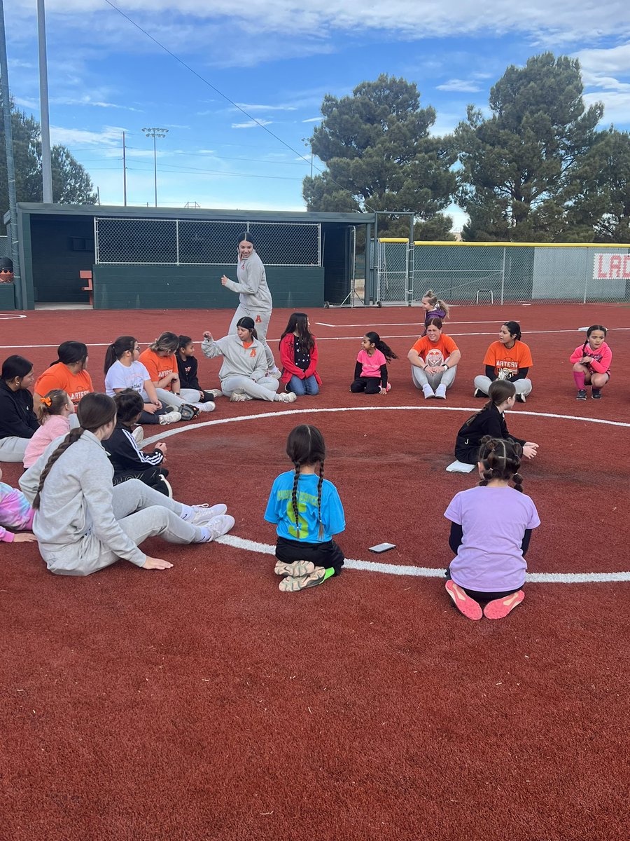 PerseisAguilar's tweet photo. We had a blast at softball camp today! Thank you all that came out and supported us. Let’s Go LadyDogs🧡🥎🦴 @ArtesiaBulldogs @ArtesiaSports https://t.co/4Oxc2LpflJ