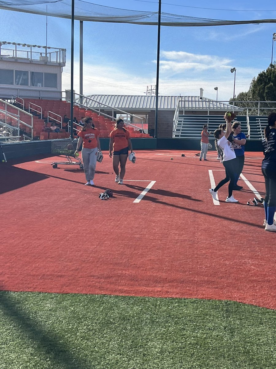 PerseisAguilar's tweet photo. We had a blast at softball camp today! Thank you all that came out and supported us. Let’s Go LadyDogs🧡🥎🦴 @ArtesiaBulldogs @ArtesiaSports https://t.co/4Oxc2LpflJ