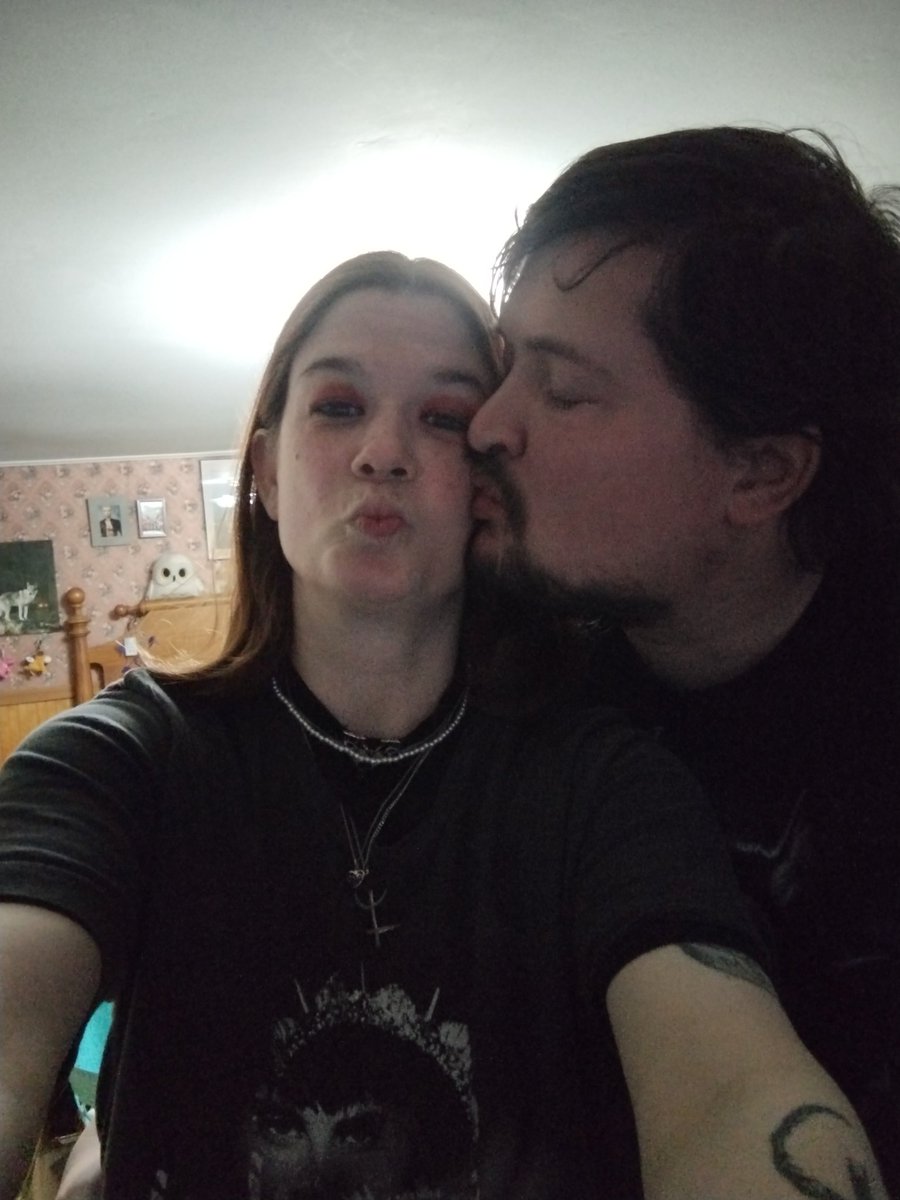 MeganEHarmon's tweet photo. I had a amazing and awesome day. Can't believe I am 32 yrs old now. I did a half Lilith Czar and BVB birthday party for tonight and for today. Wearing LC necklace and The Gates necklace @NeverTakeitOff @LilithCzar @andyblack ❤️🖤. #ntio https://t.co/qBjGFMF6Sq