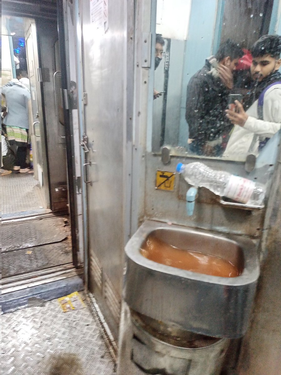 neeraj_ode's tweet photo. @IndianRailUsers @RailMinIndia आप से निवेदन है की कृपया कर इन चीजो पर ध्यान दे इससे यात्रियों को कठिनयो का सामना करना पड़ रहा है। 
गाड़ी छत्तीशगढ़ एक्स्प्रेस। #IndianRailways https://t.co/ThCBteCPDT