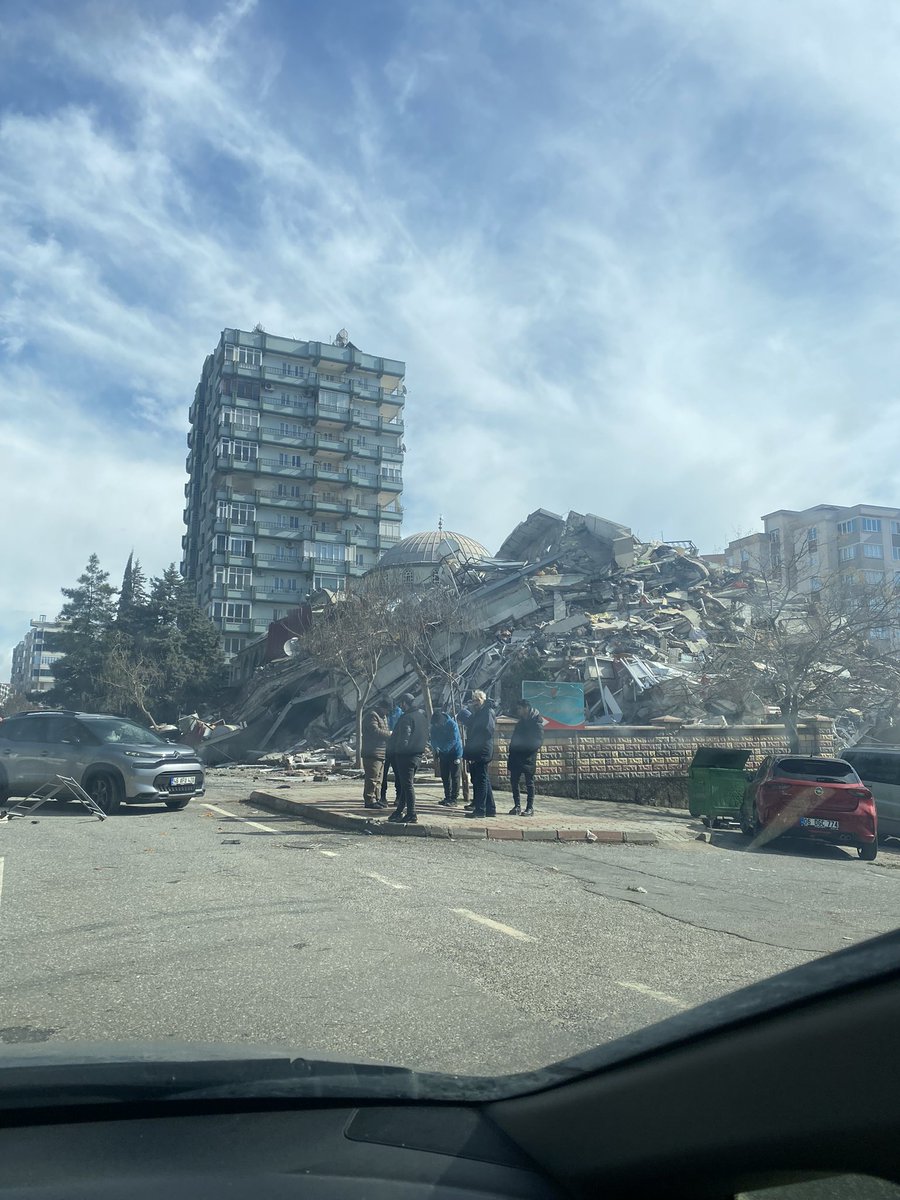 Mst_046's tweet photo. @teyfikdoan7 @furkancerkes Şu ayakta kalan tek binadan çıktım. İnanmıyormuş birde sen kimsinki beni sorgulama cüretini gösterebiliyorsun ? Kimseyi salak yerine koyduğum yok.Gördüm yaşadım AHBAP ın yaptıklarını, sen neyi gördünde savunmaya geçiyorsun ? 2 gün devlet maraşa giremedi uyuyorsunuz hepiniz. Yazık https://t.co/x2ENwoYehT