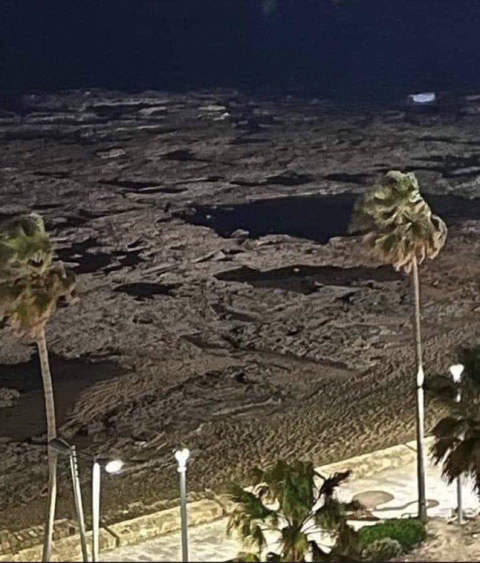 AlertaMundoNews's tweet photo. ACTUALIZACIÓN: El retroceso del mar hoy en Akka (Acre), Israel, que casualmente coincidió con un nuevo terremoto en Turquía, se debe a que la luna está en la fase "menguante", lo que significa el efecto del fenómeno de las mareas y no tiene relación con el sismo. https://t.co/gd0KJIUiY5
