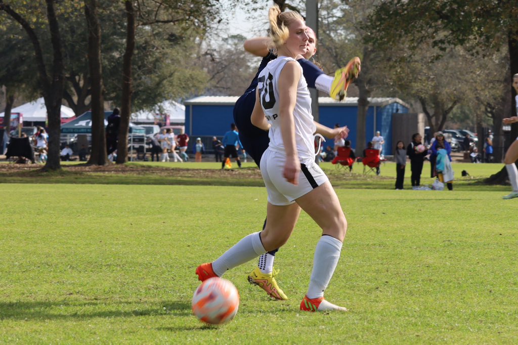 DKSC_U1819_ECNL's tweet photo. That’s our CB #30 Erin Morgan #neverbackingdown 😤💪 #dkscproud #ECNLinaction @ECNLgirls #ecnhou @dkscstrong #badtopu 2023 Senior @CowgirlFC commit
📸 Mary Rodríguez https://t.co/xyEujWIS2c