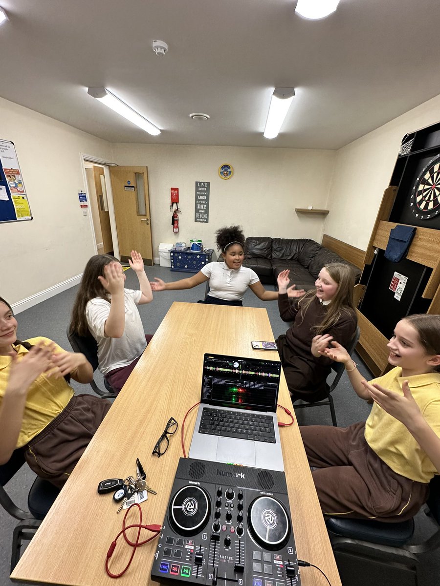 StevieGrainger's tweet photo. One of my favourite sessions in awhile; in mayfield tonight @Foroige @itsthenewschool ❤️‍🩹 https://t.co/pnIFQEyFKQ