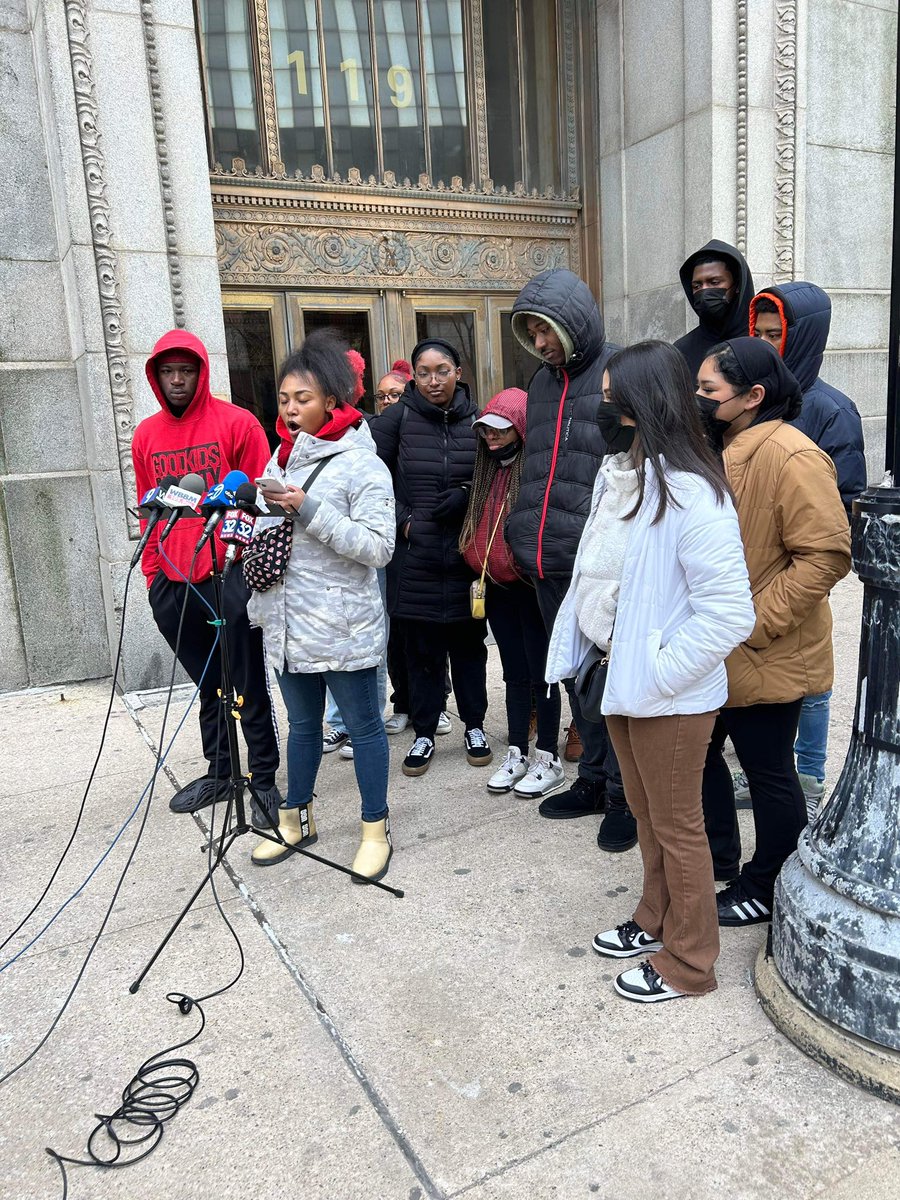BeBraveChicago's tweet photo. We’re grateful to join @GKMC18 today outside of city hall to speak on what we expect from the incoming new mayor of Chicago &amp; invite all who can to come to the youth-led mayoral forum this Wednesday 2.22.23 presented by GKMC! https://t.co/BRv5mQDQDt