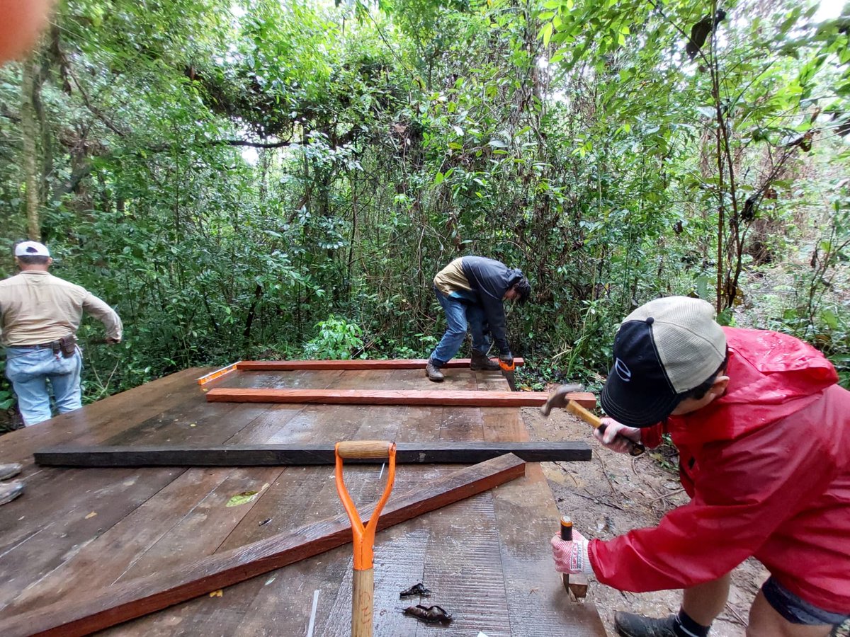 Camp_CostaRica's tweet photo. Great hard work everyone!💪 The team continues working on the trail and began the roof on one of the platforms at #CampCañoNegro.🌳🙌🐾
#CampsEffect #DoSomethingAmazing #PartneringWorldstrides @CampsInt @MedwayHighInfo https://t.co/pqYj0mJGK2