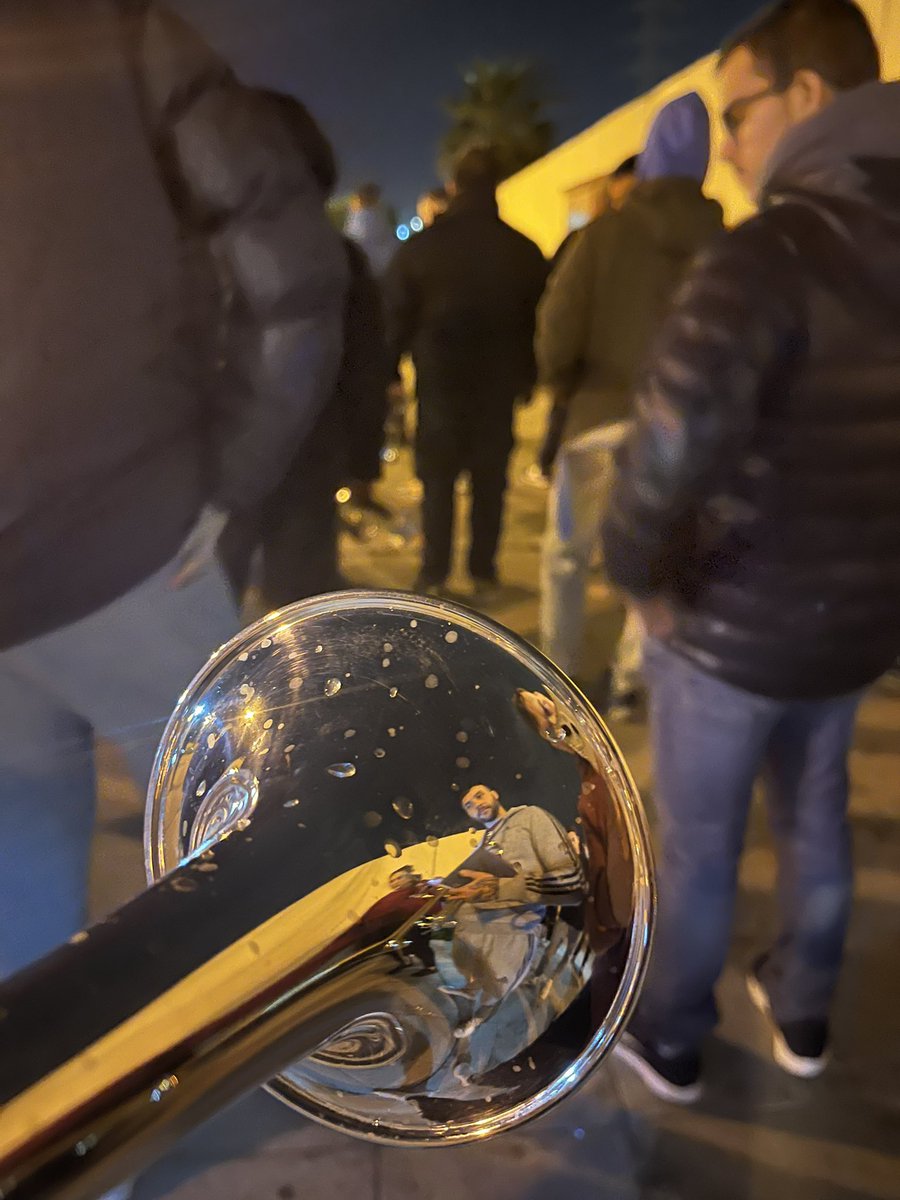 Me hace gracia escuchar a esos costaleros, hermanos de junta de gobierno decir que las bandas son caras… aquí estamos un lunes 22:30 horas, ustedes donde estáis?