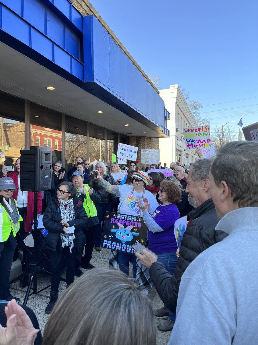 ElmhurstLeader's tweet photo. BREAKING NEWS. More photos from the protests at Knights of Columbus protesting Ron DeSantis’ appearance. https://t.co/bPecBAuIQl