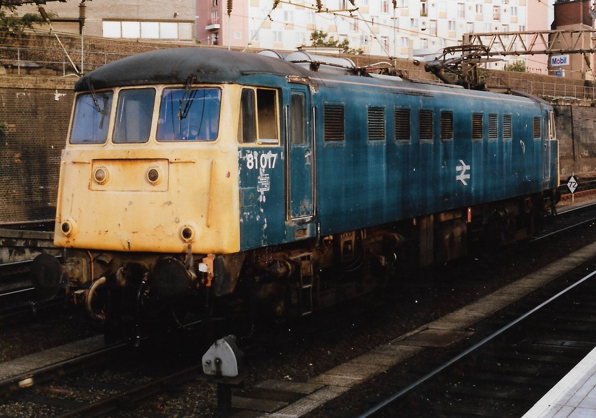 SalopianLyne's tweet photo. London Euston 4th August 1990
Eking out its last days in service working empty coaching stock to & from Willesden, Class 81 electric loco 81017 in very much Banger British Rail Blue
The end was less than a year away
#BritishRail #Class81 #London #Euston #BRBlue #trainspotting π€ https://t.co/JVFh5rF7qc