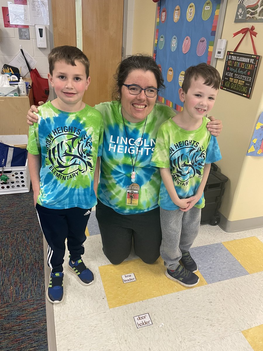 scrussell_LHES's tweet image. School Spirit Day @LHECMES #blueandgreen #triplets
