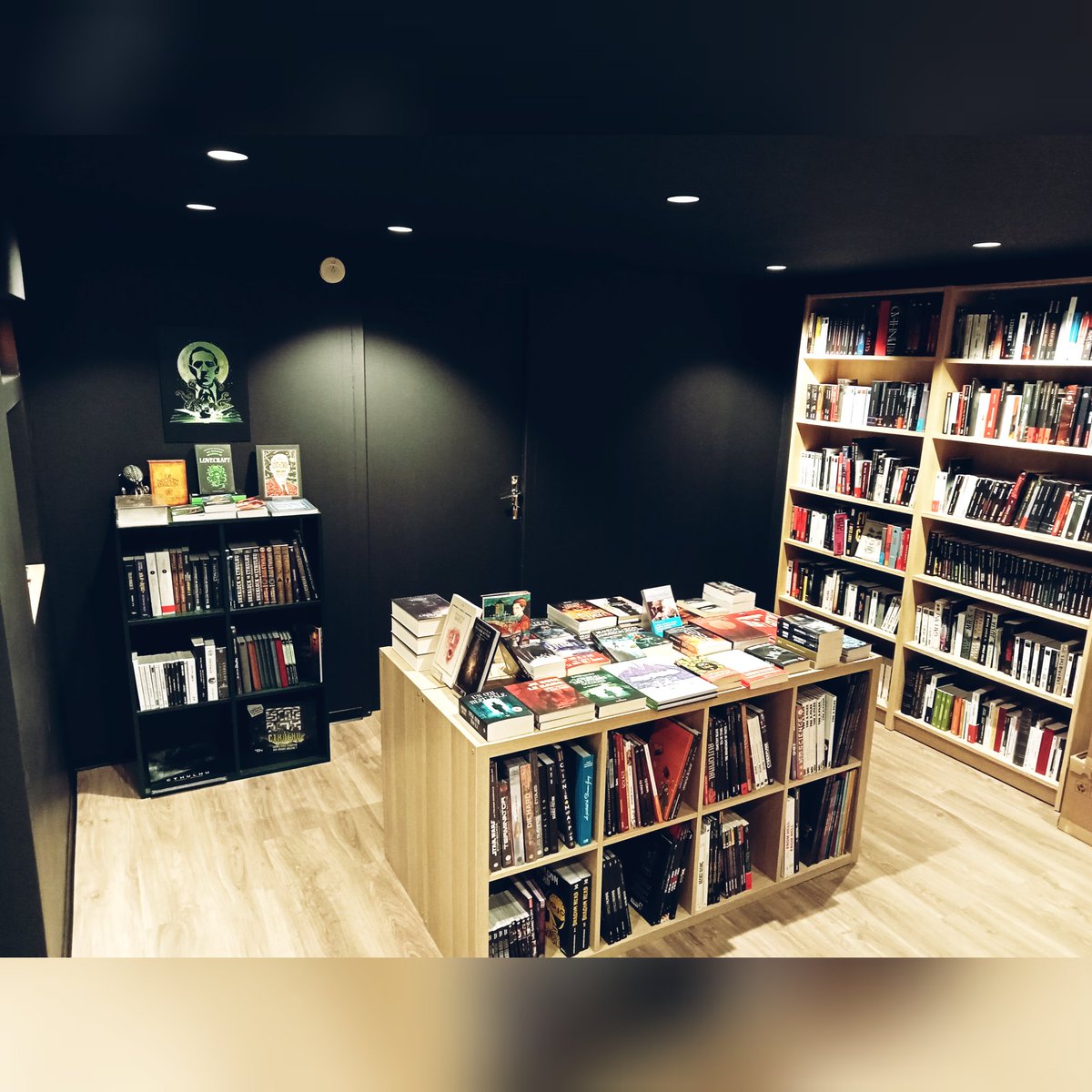 MatireNoire5's tweet photo. 🐙 Voilà, Obscurae la librairie de l'Etrange dédiée aux littératures de l'imaginaire (mais pas que) est enfin ouverte 🐙
Rendez-vous à Strasbourg pour découvrir l'autel Lovecraft ?

#imaginaire #Strasbourg #fantasy #sfff #horreur #fantastique #esoterisme https://t.co/P0NBcs1mOg
