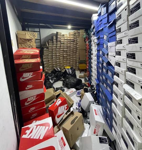 🚨VEJA: Ministro da Fazenda, Fernando Haddad, determina que produtos apreendidos pela Receita Federal sejam destinados às vítimas das chuvas do litoral paulista. 

Entre os produtos estão peças originais de marcas estrangeiras, como Nike, Chanel e Tommy