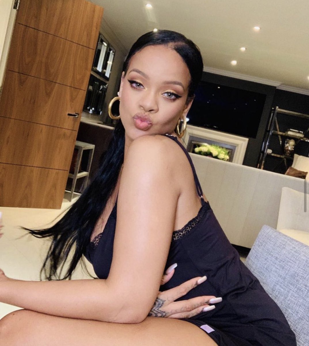 Power92Chicago's tweet photo. Happy 35th Birthday to @rihanna 🥳🥳 What song would you LOVE to see her perform if she ends up on tour this year? Let us know below ⬇️
#power92
#power92chicago
#rihanna
#fenty https://t.co/dgpcdc5gqJ
