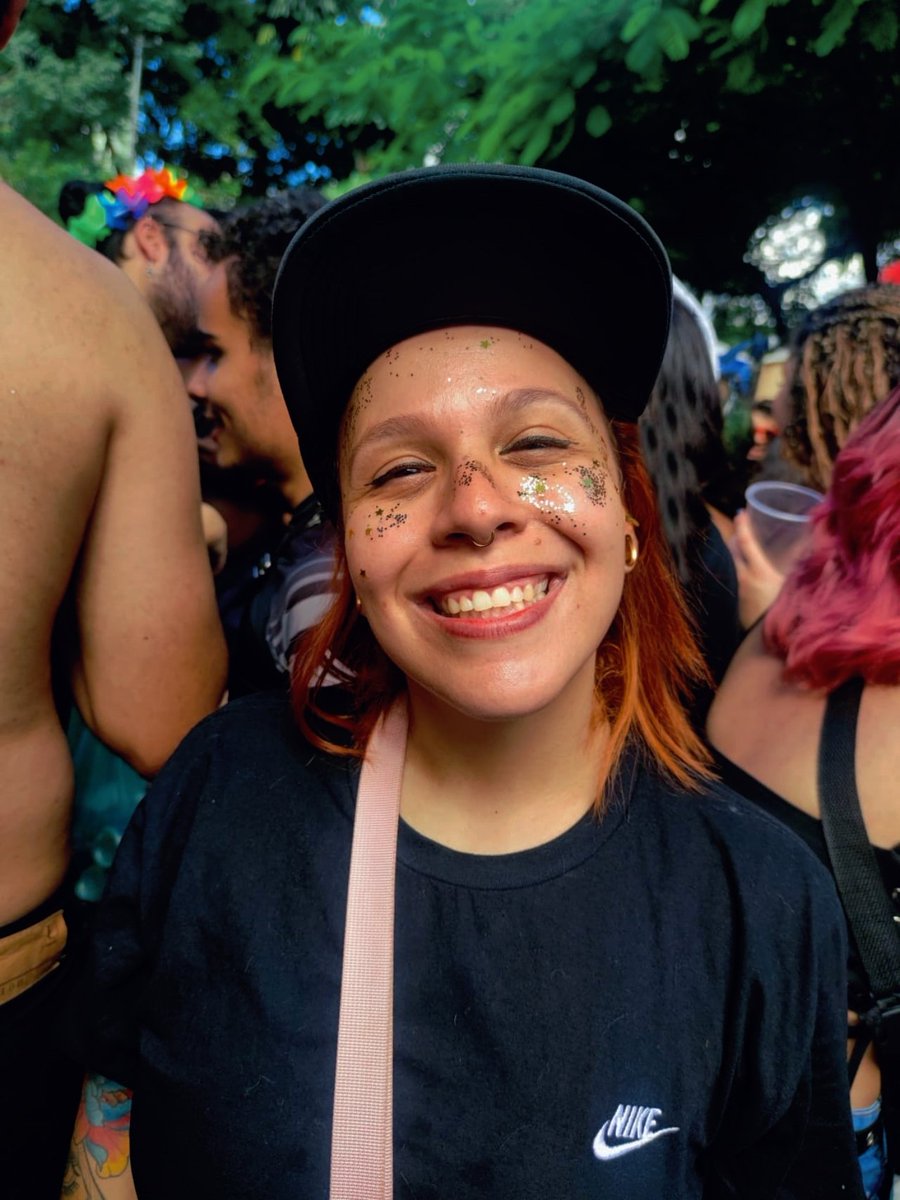 higa_robertinha's tweet photo. A mulher com glitter na cara não quer guerra com absolutamente ninguém.
#blocoemo #emo https://t.co/LZYfPjSK1t
