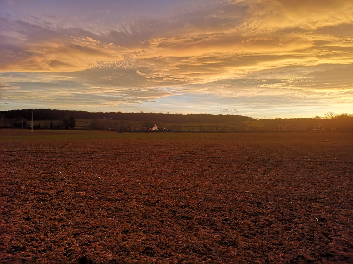 quinno22's tweet photo. Beautiful contrasting skies on my long run over the weekend. https://t.co/E1BpeICwtP