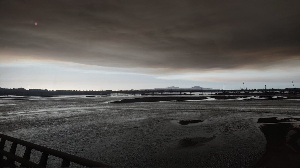 biobio's tweet photo. Esta foto no tiene filtros. Aunque no lo crean, Concepción está despejado. Todo lo que ven es humo sobre el río Bío Bío, de los incendios en Patagual, la zona rural cercana entre Coronel y Santa Juana.

El punto rojo en el extremo superior izquierdo es el sol... https://t.co/o8fkV8aIGU