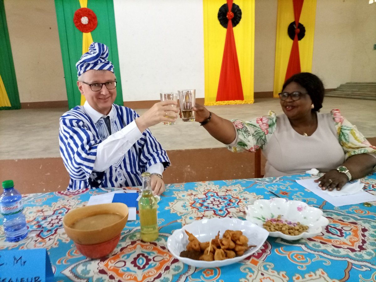 AtiotaTouni's tweet photo. Le mets local a été apprécié lors du cocktail offert par le conseil communal à l'ambassadeur #Matthias #Veltin. Au cours des échanges, un cadeau très symbolique a été offert à la #commune #doufelgou 2. https://t.co/L4qIFBU05L
