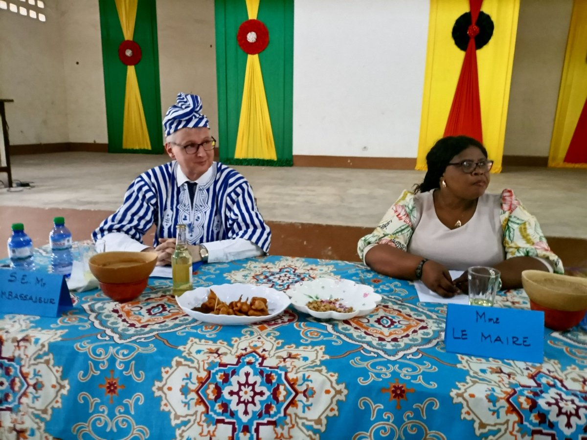AtiotaTouni's tweet photo. Le mets local a été apprécié lors du cocktail offert par le conseil communal à l'ambassadeur #Matthias #Veltin. Au cours des échanges, un cadeau très symbolique a été offert à la #commune #doufelgou 2. https://t.co/L4qIFBU05L