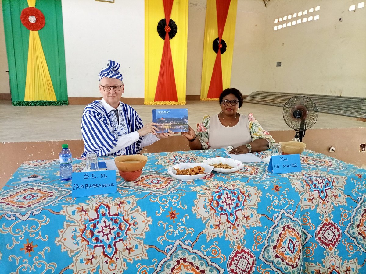AtiotaTouni's tweet photo. Le mets local a été apprécié lors du cocktail offert par le conseil communal à l'ambassadeur #Matthias #Veltin. Au cours des échanges, un cadeau très symbolique a été offert à la #commune #doufelgou 2. https://t.co/L4qIFBU05L