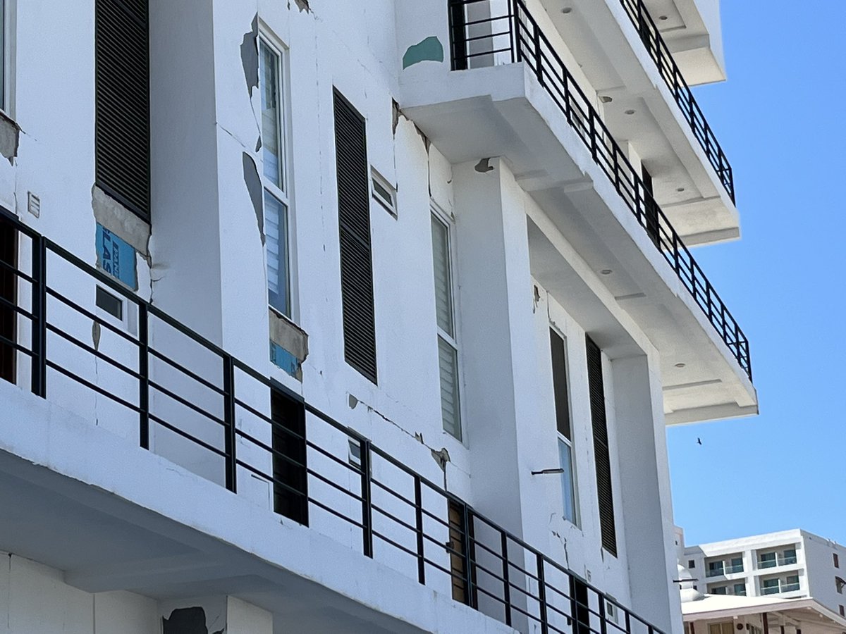 susanaradio's tweet photo. 28 familias evacuadas de sus depas recién construidos, Edificio Isla 115 en Puerto Vallarta, posible colapso daño estructural No cumplió con la Ley , ya hay denuncias contra funcionarios y constructora “CRECENTO” @lopezobrador_  @michel_profe @SSPCMexico @CNPC_MX @CANAL44TV https://t.co/Mbqh1vwymh