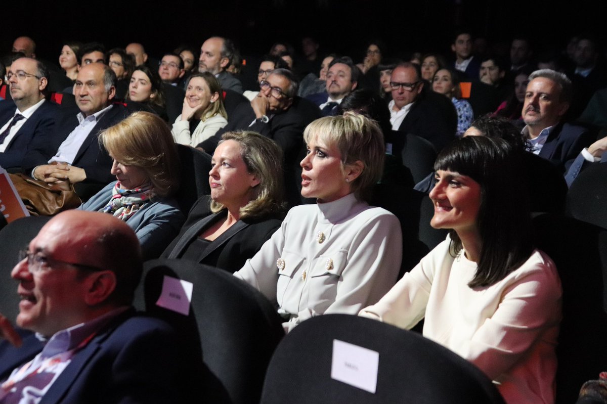🖥 Presentado el programa #GeneraciónD con numerosas iniciativas para que toda la ciudadanía se una al #CambioDigital.

Acto presidido por la VP <a href="/NadiaCalvino/">Nadia Calviño</a> junto a las SE <a href="/carmeartigas/">Carme Artigas</a> <a href="/mariagv/">M González Veracruz</a>

Pedagogía y cercanía para que nadie se quede atrás de la nueva realidad #digital.