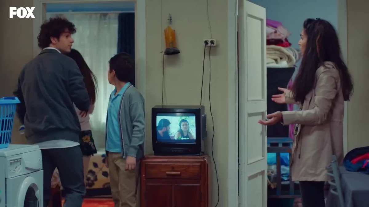 Zeynep, ven conmigo. Anda.
No pasa nada

SELIM EN SU SALSA
#AmorDeFamilia