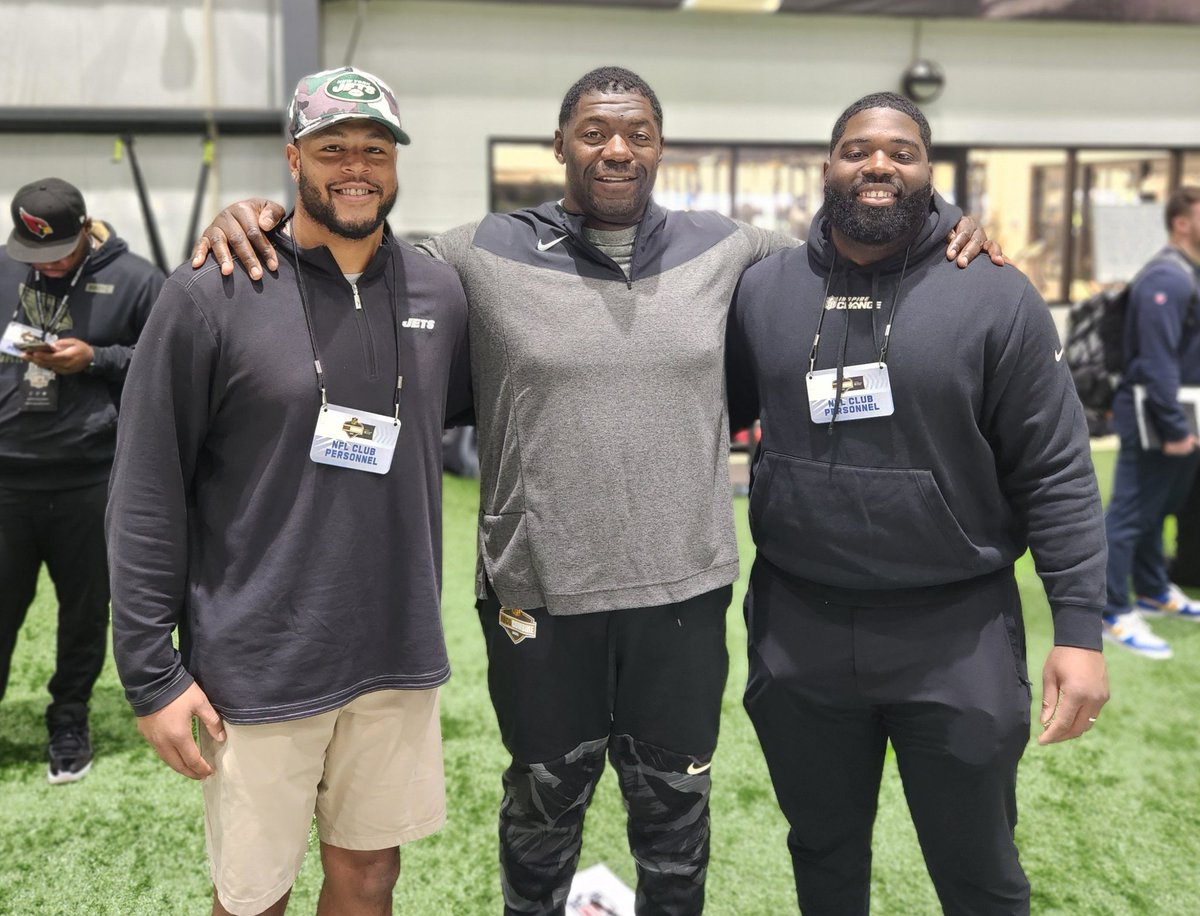 R_Oben's tweet photo. Always great catching up w/ @SPPFootball player & coaching alum @marquee_dee & @J_Fox10 who are learning the personnel/scouting side of the football at @NFLFootballOps #HBCUCombine @SPPFootball #prepadvantage #BuiltDifferent #Prep4life 🏴☠️✝️ #AMDG https://t.co/JK2HPd7H3x